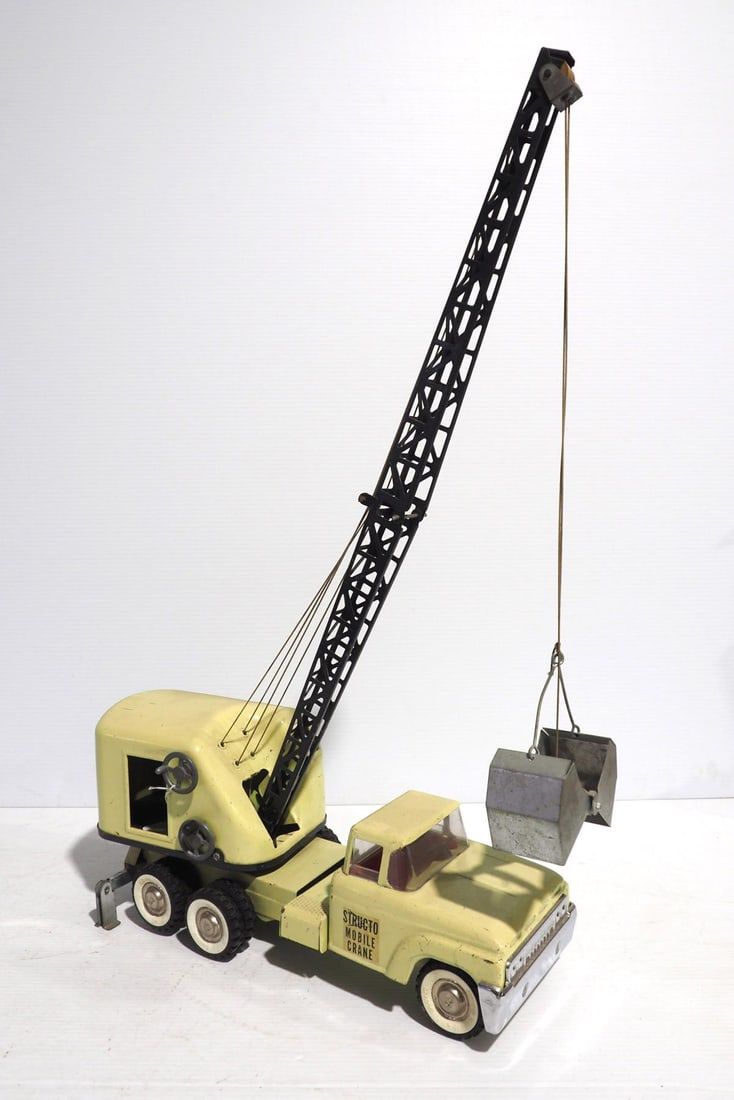 Lot 24: Structo mobile crane truck