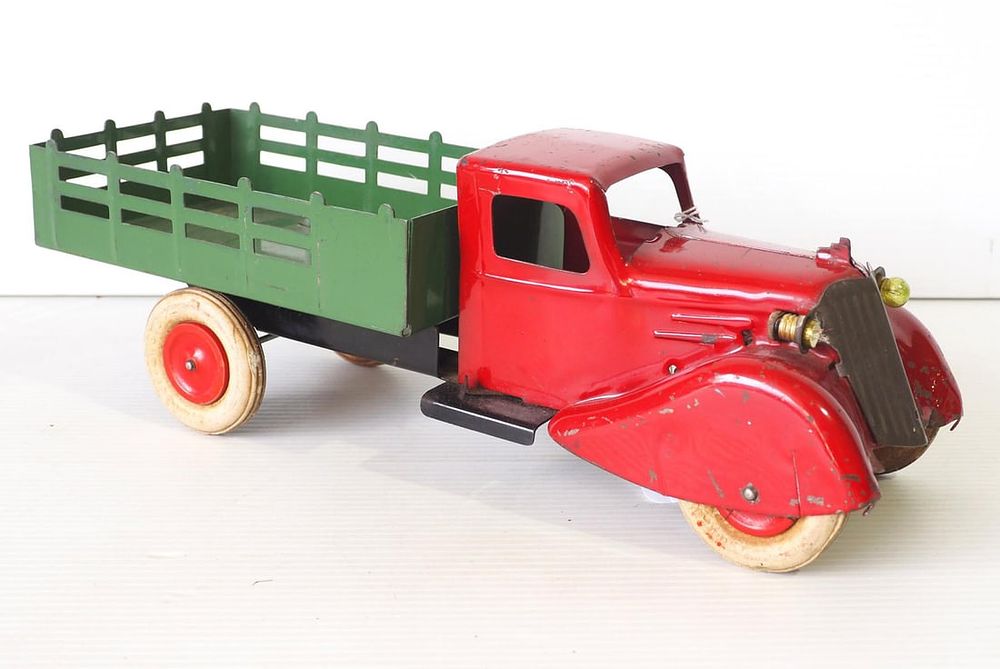 Lot 52: Wyandotte Farm stake truck