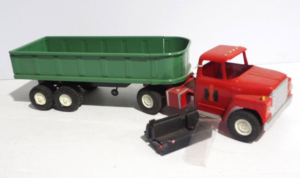 Lot 85: Ertl truck and trailer