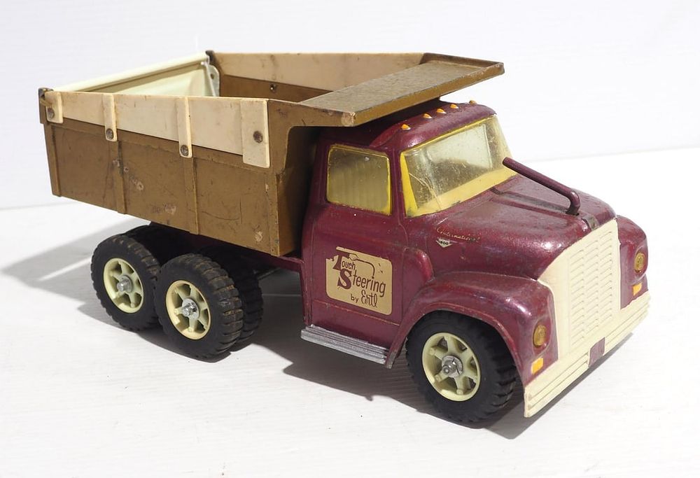 Lot 128: Ertl International dump truck