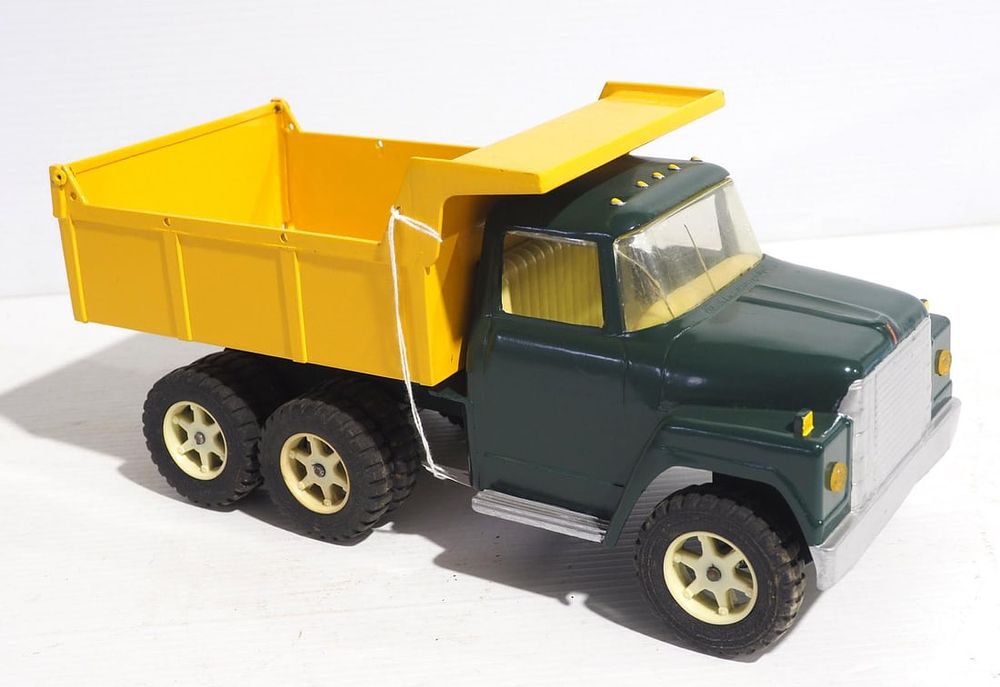 Lot 151: Ertl International dump truck