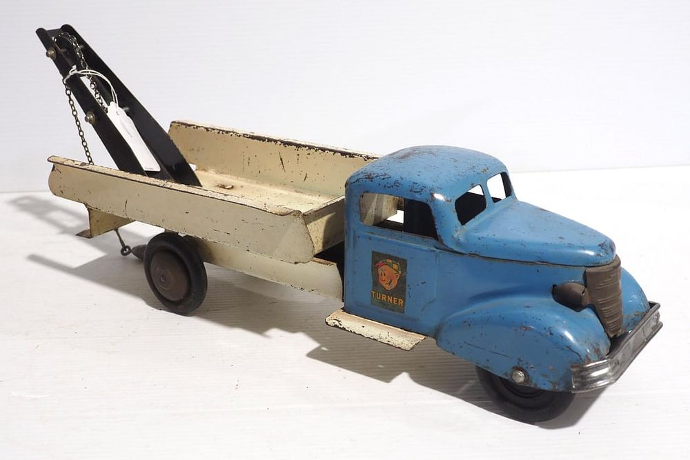 Lot 153: Turner wrecker truck