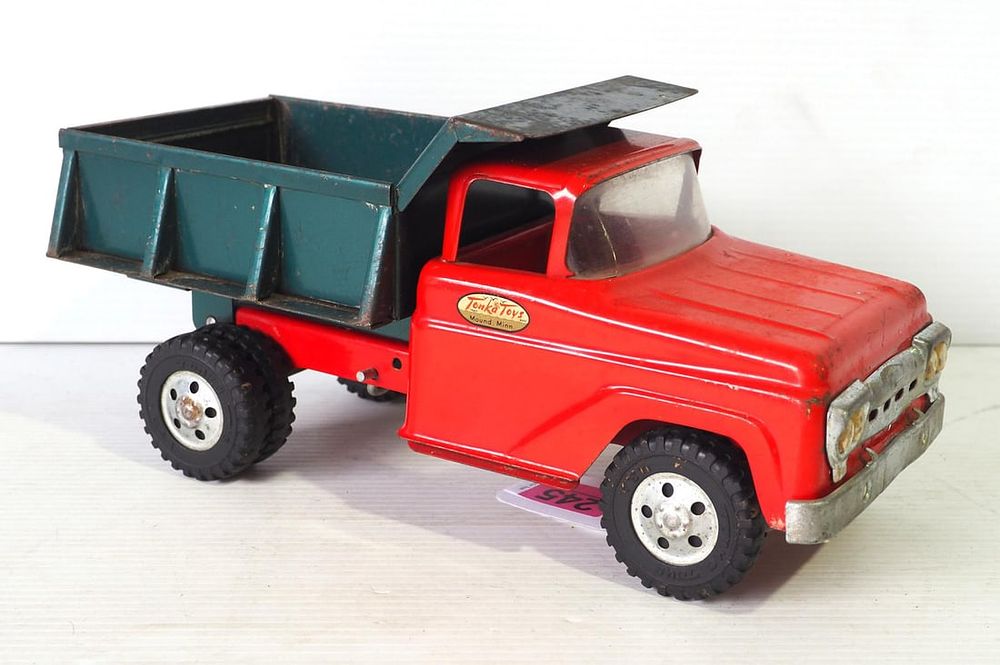 Lot 245: Tonka dump truck