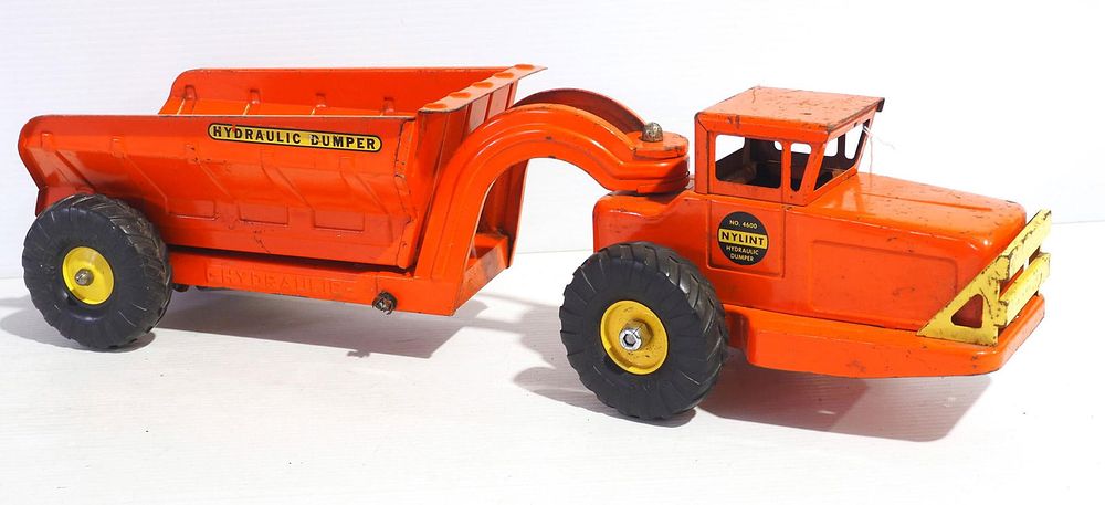 Lot 262: Nylint hydraulic dumper