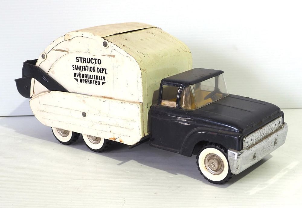 Lot 327: Structo Sanitation Dept hydraulic garbage truck