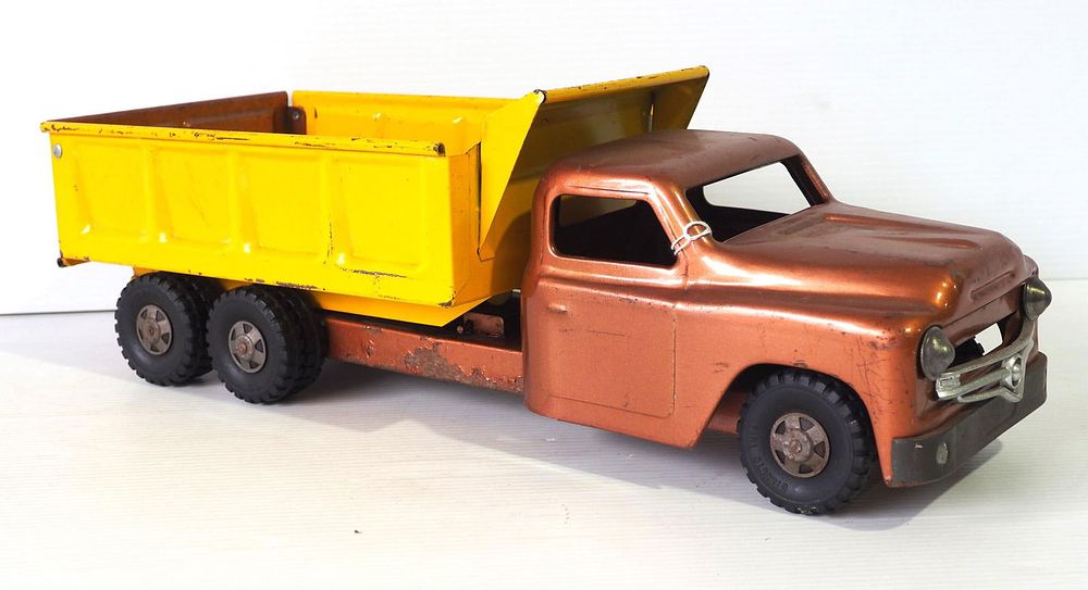 Lot 350: Structo hydraulic dump truck