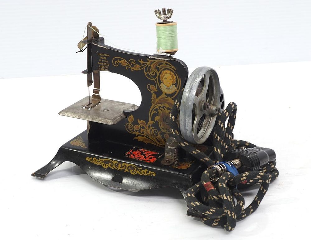 Lot 1024: Lindstrom child's electric sewing machine toy