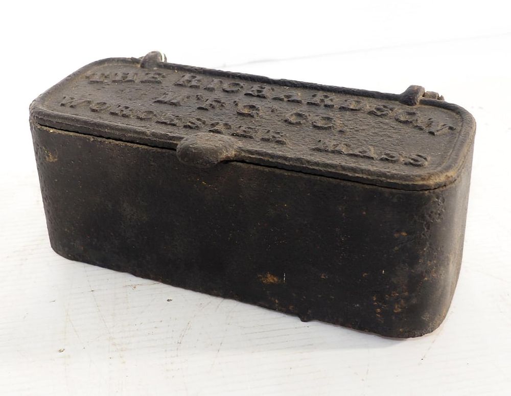 Lot 1043: Embossed cast iron The Richardson Mfg Co tool box