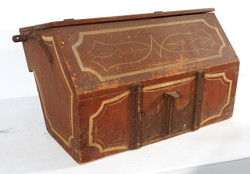Lot 1054: Wooden wagon-mount box