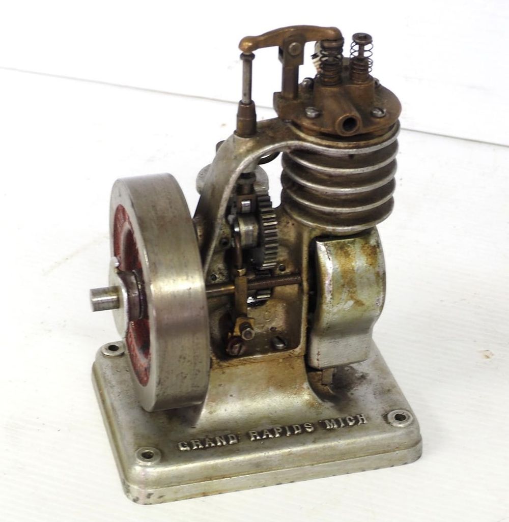 Lot 1081: Salesman sample engine by Thompson Engine Co.