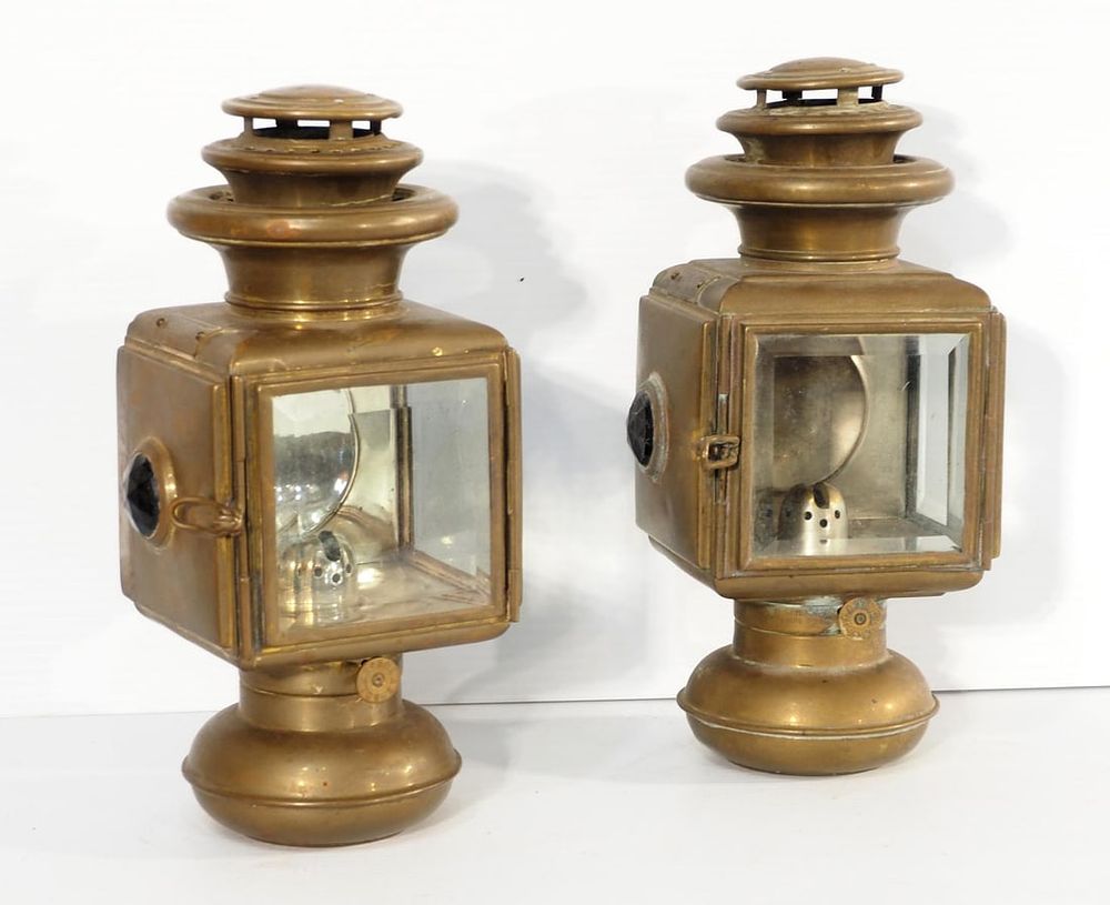 Lot 1186: Pair of brass Solar #1132 side lamps