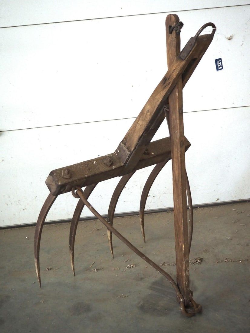 Lot 1225: Wood & iron 1-horse 4-tine hay fork