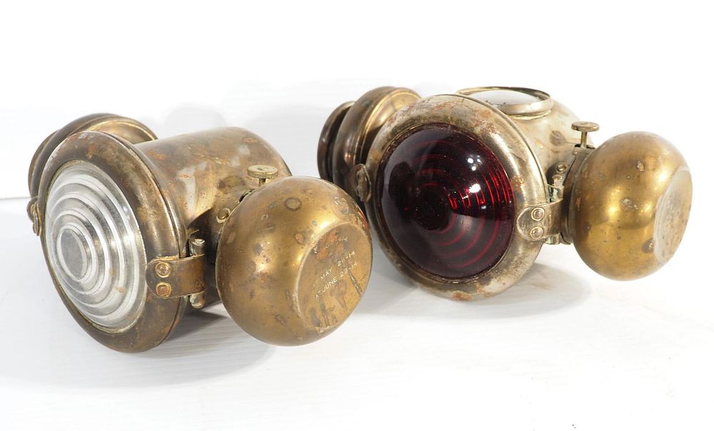 Lot 1384: Pair of brass 1914 E&J side lights