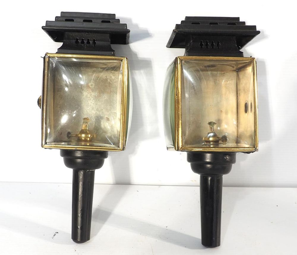 Lot 1386: Pair of square carriage lamps