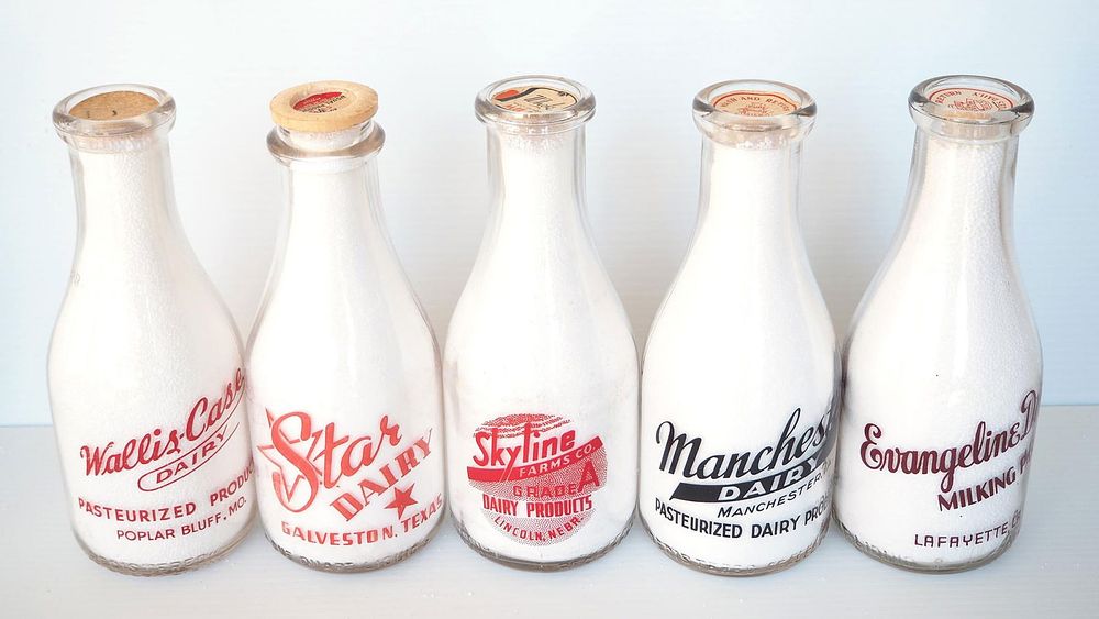 Lot 725: (5) 1 quart milk bottles