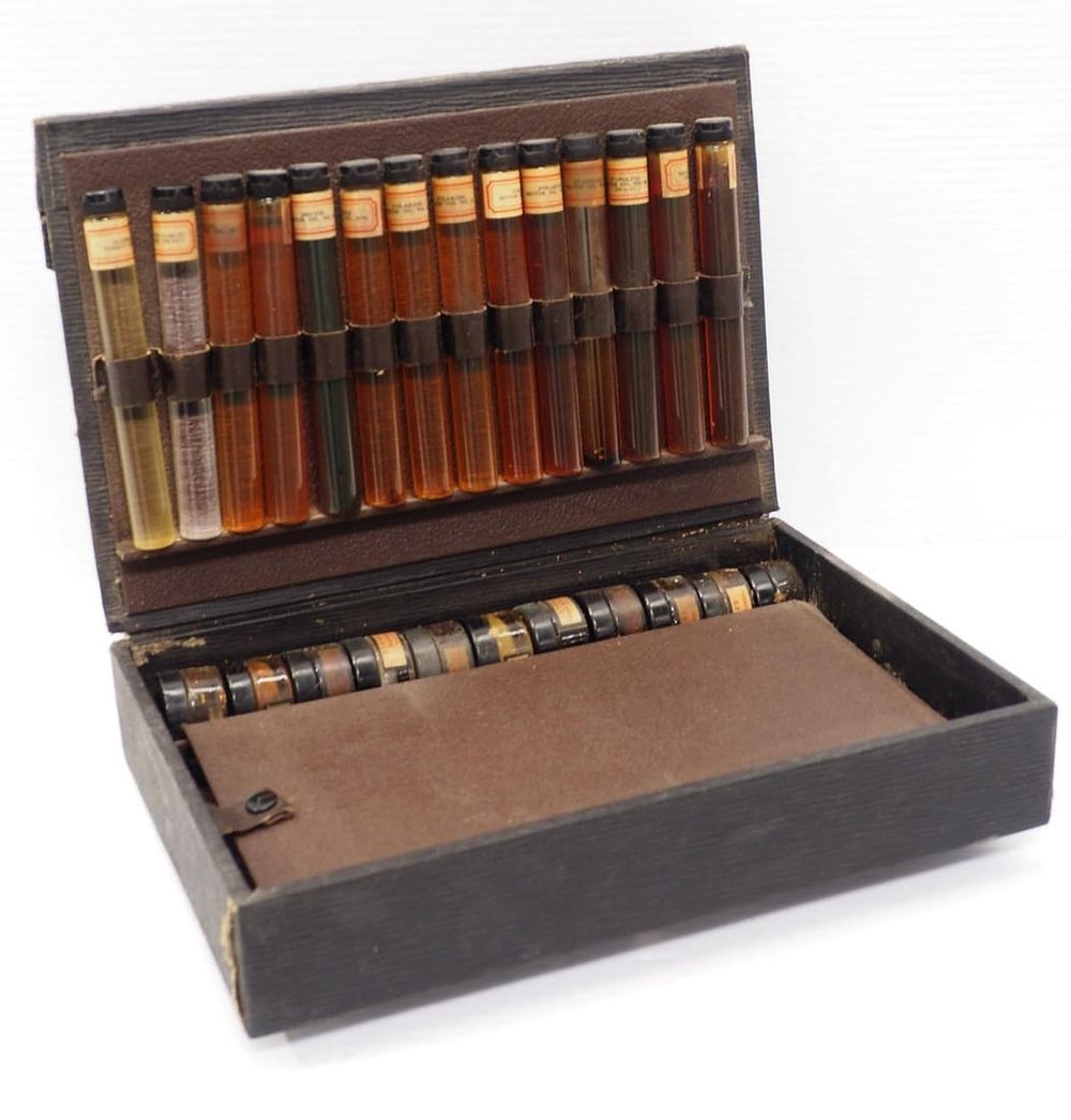 Lot 2041: Polarine Oil salesman sample kit