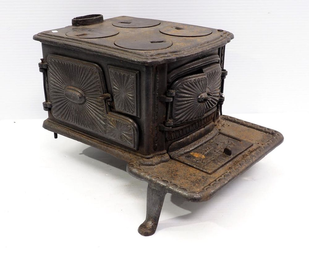 Lot 2047: 3-legged child or salesman sample stove