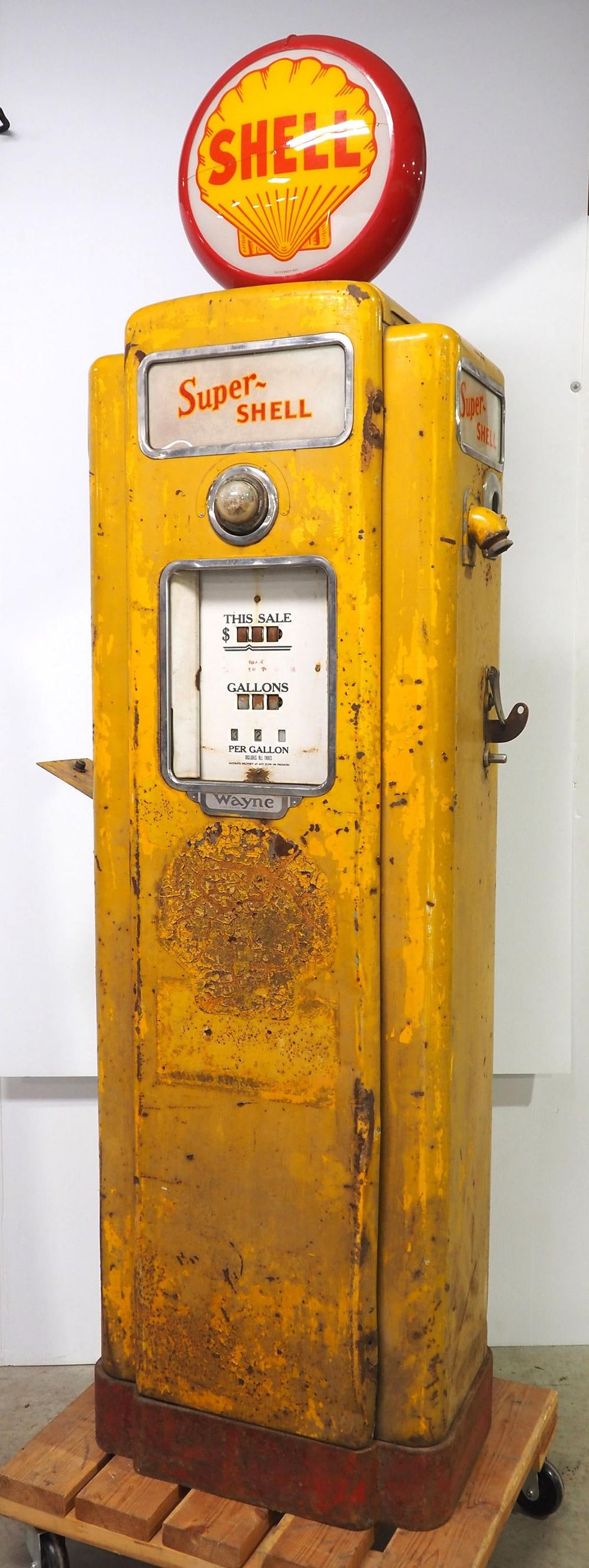 Lot 2379: 1937 Wayne Tank & Pump Co. model 70C