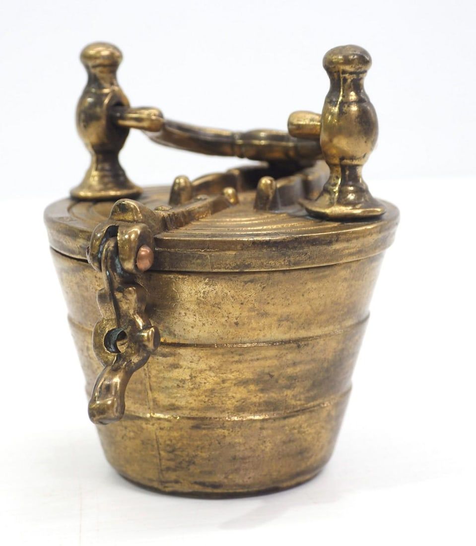 Lot 2397: Brass 6-piece nested scale weight set