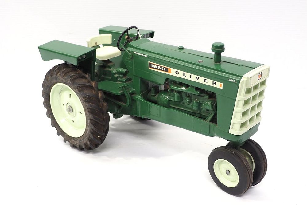 Lot 1184: Scale Models 1/8 scale Oliver 1850 NF Tractor