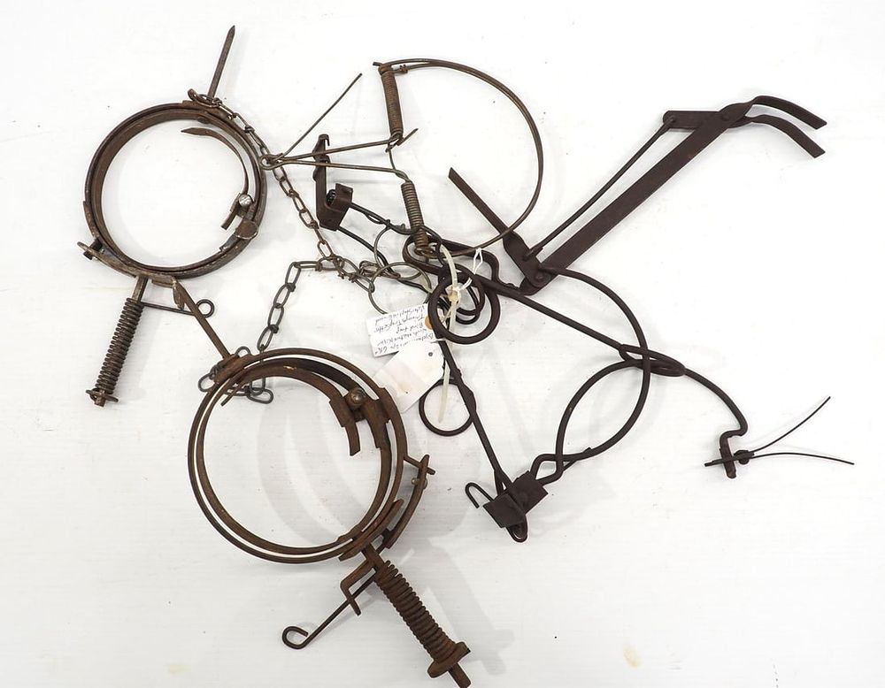 Lot 1245: 6 Assorted traps