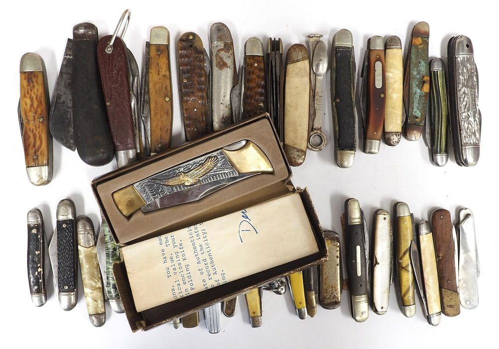Lot 1266E: (30+) Assorted pocket knives
