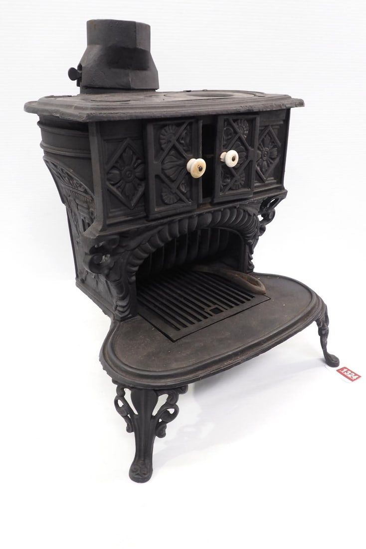Lot 1324: Cast iron fancy parlour heating stove