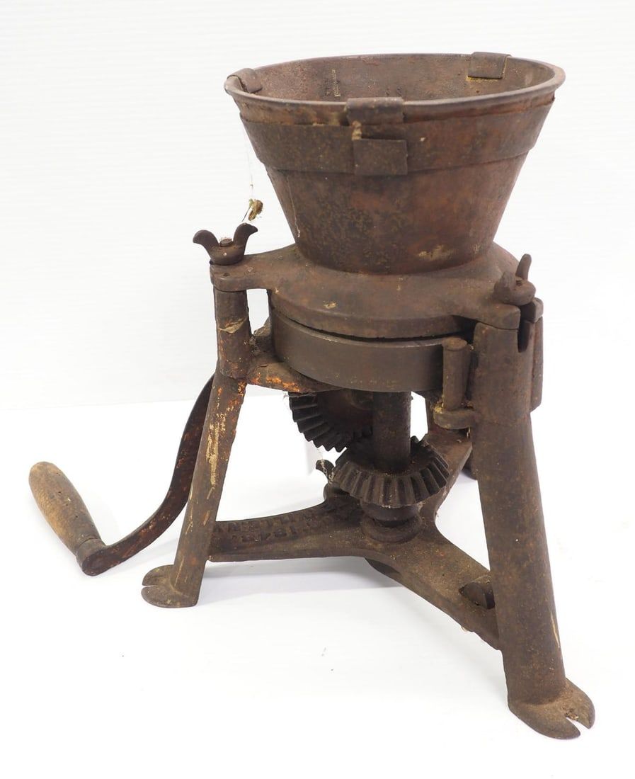 Lot 1437: 1848 hand-crank paint grinder