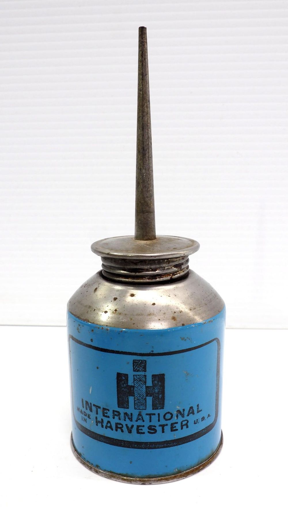 Lot 1450: IHC blue oil tin