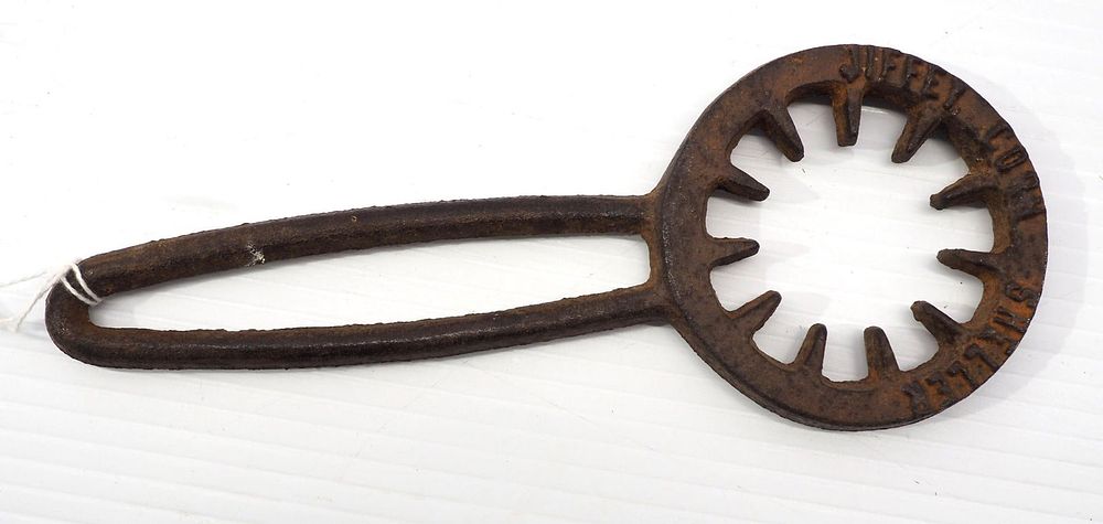 Lot 1560: Jiffy reproduction cast iron hand sheller