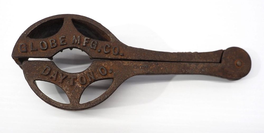 Lot 1638: Globe Mfg. hand corn sheller