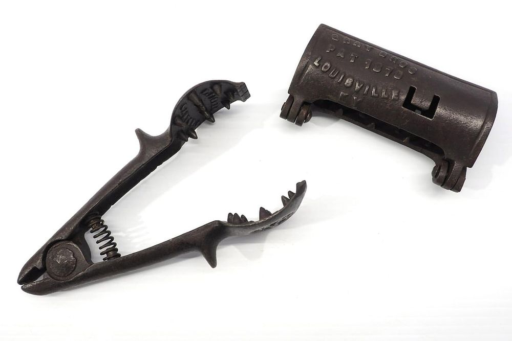 Lot 1639: (2) Hand corn shellers