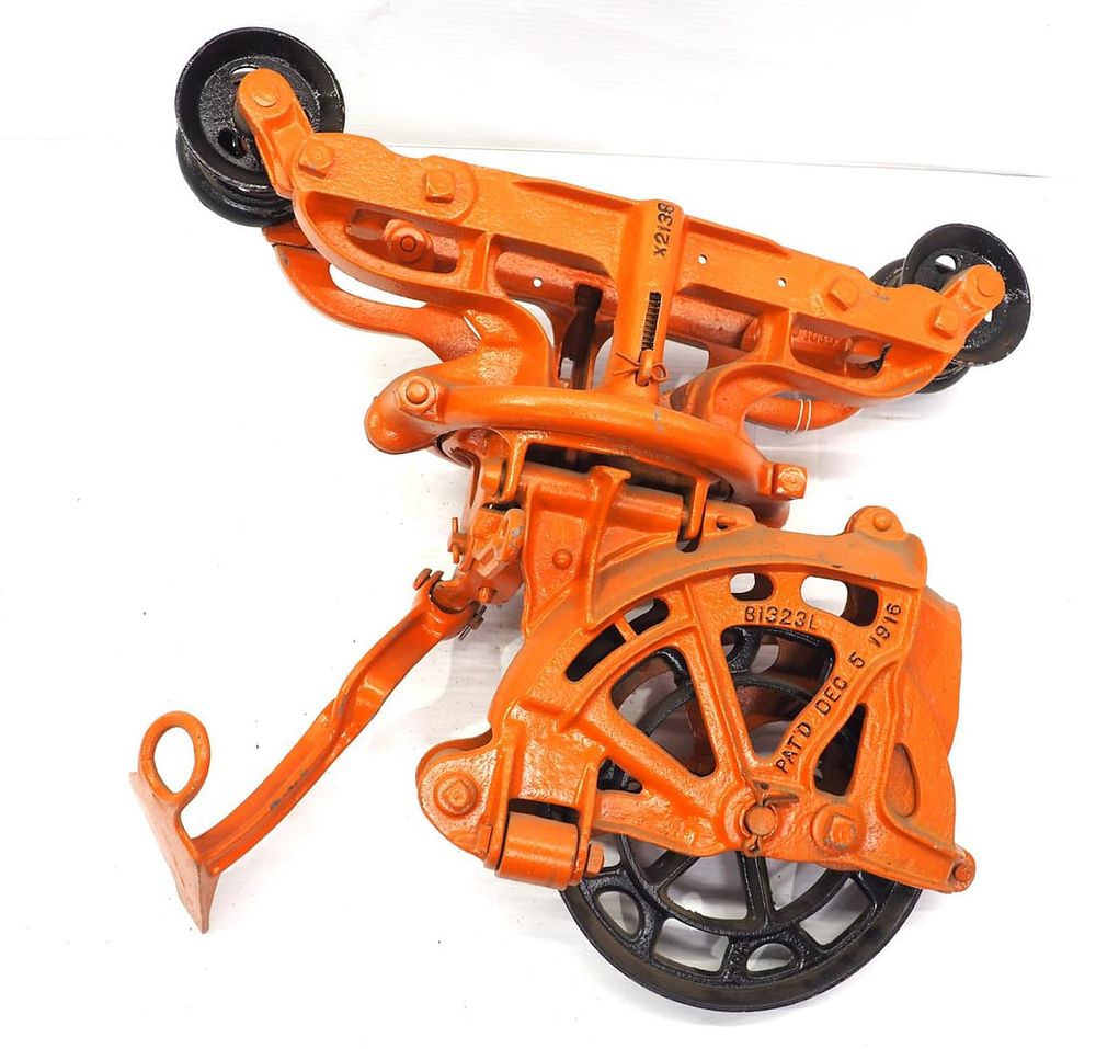 Lot 1793: HHF Franchise sling carrier