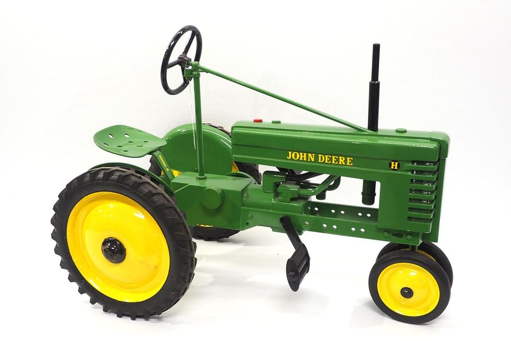 Lot 174: John Deere Small H pedal tractor