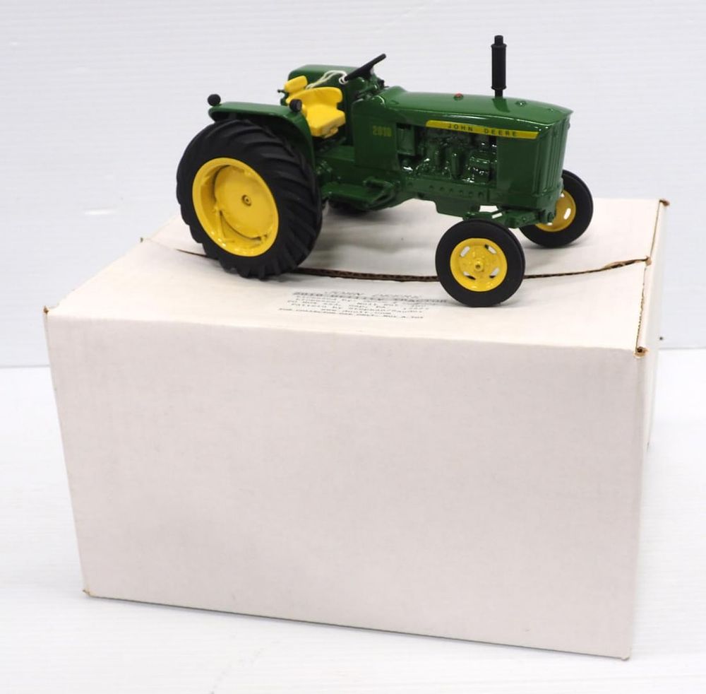 Lot 373: John Deere 2010 Utility Tractor