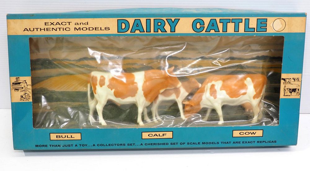 Lot 1043: Hartland No.671 Dairy Cattle Set