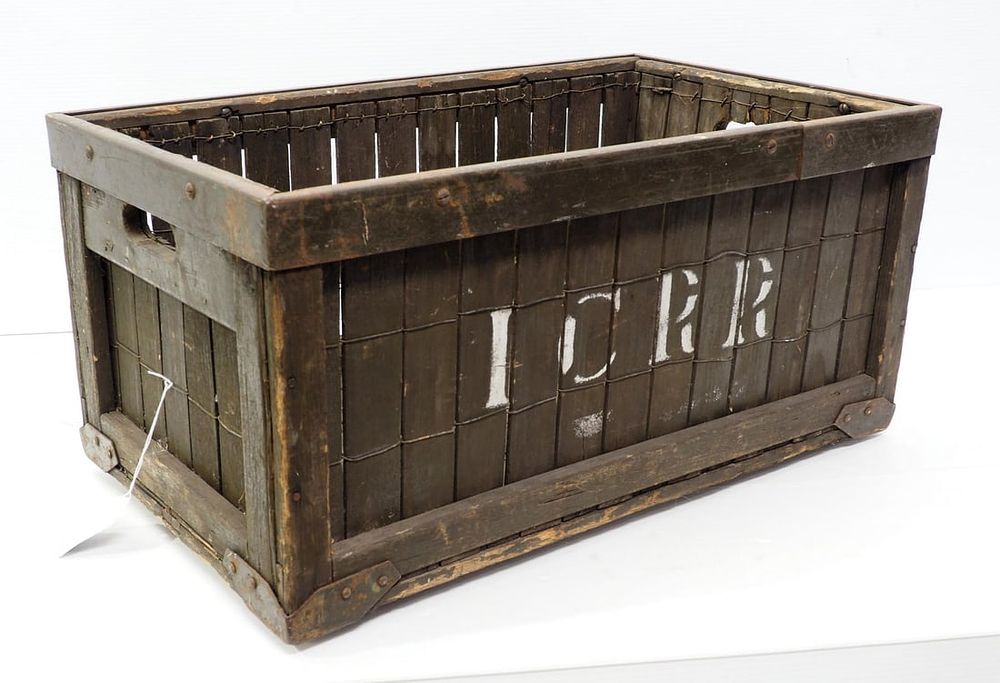 Lot 1065: ICRR wooden railroad crate