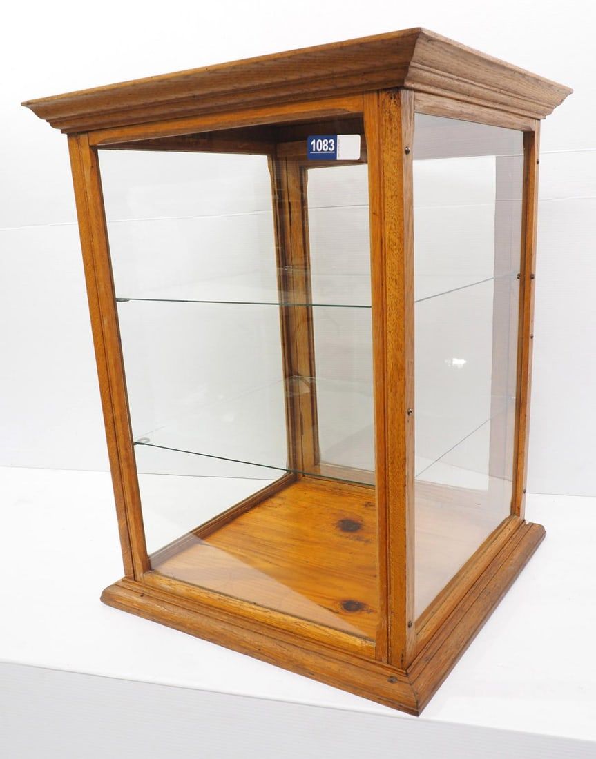 Lot 1083: Countertop display case