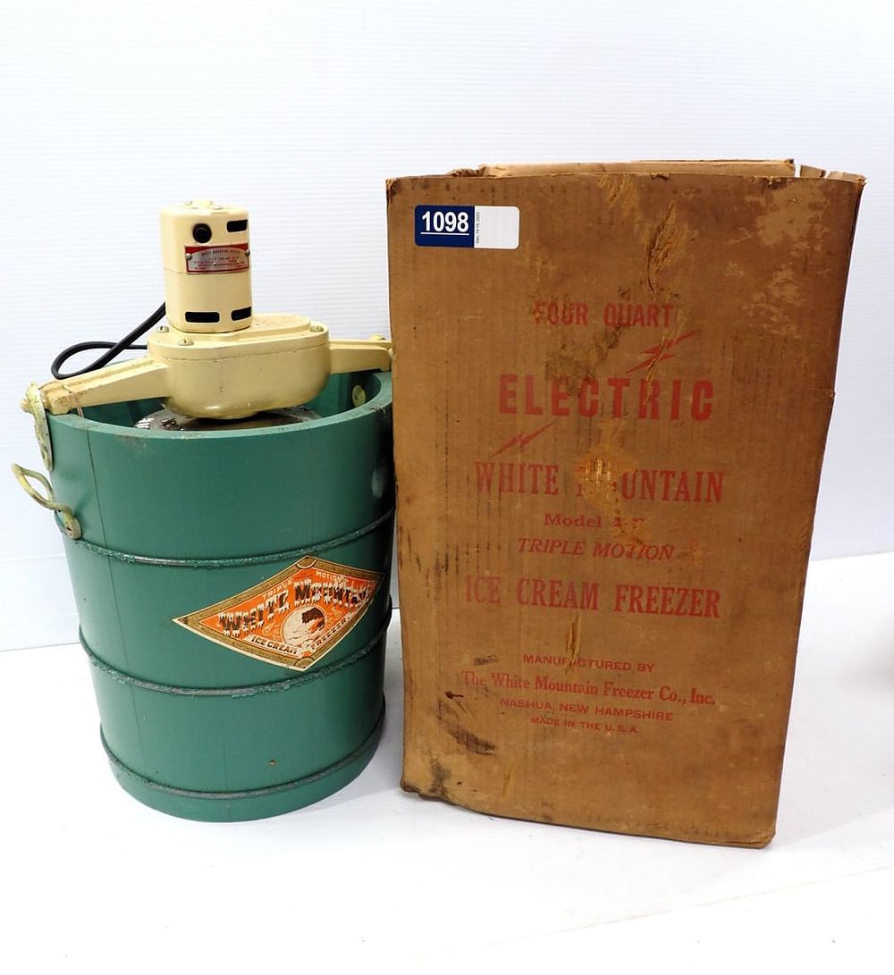 Lot 1098: 4-quart ice cream freezer