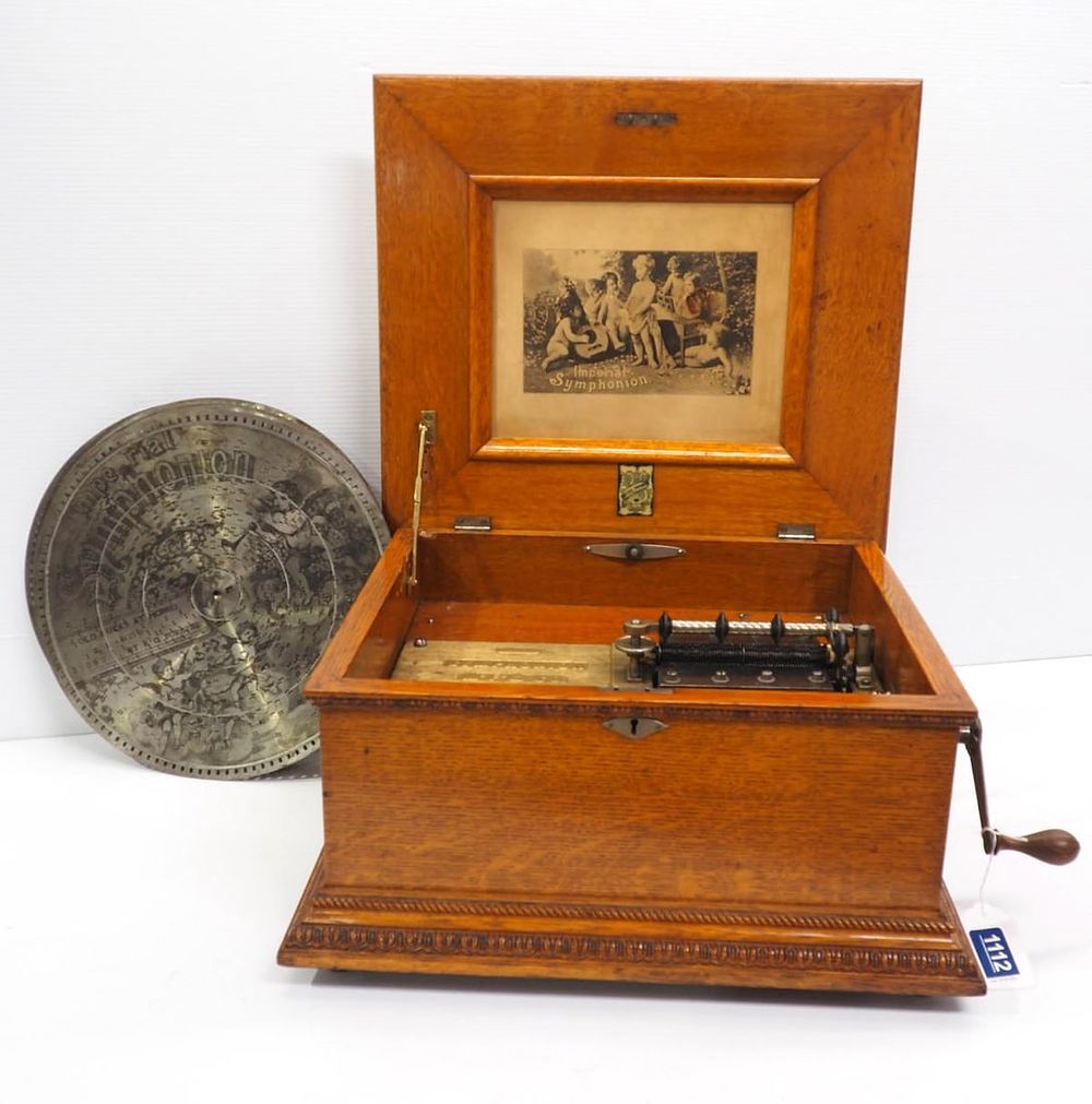 Lot 1112: Hand-crank music player with 12 discs