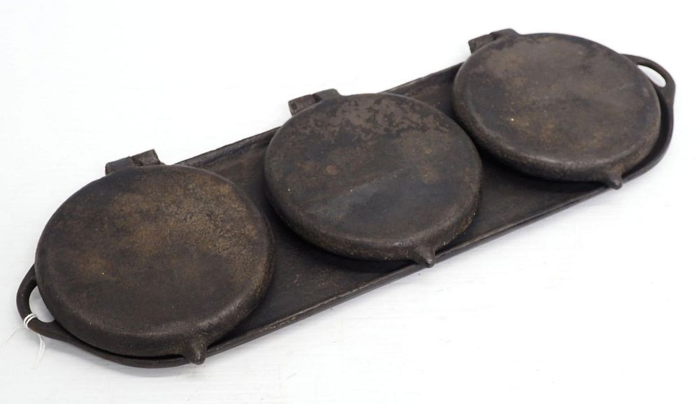 Lot 1118: Cast iron patty maker