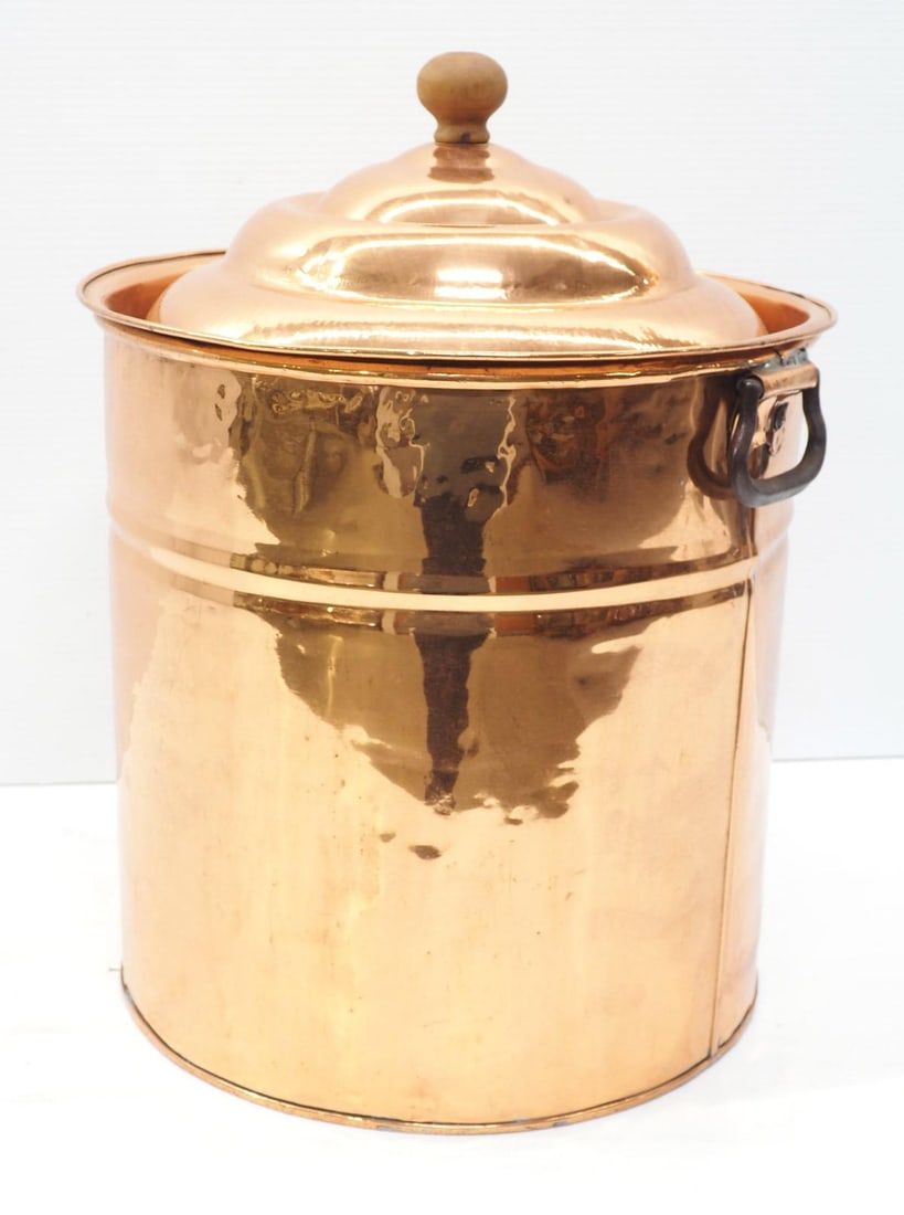 Lot 1124: Copper pot with lid