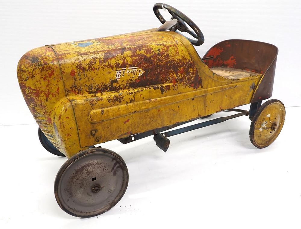 Lot 1173: Pedal fire chief car