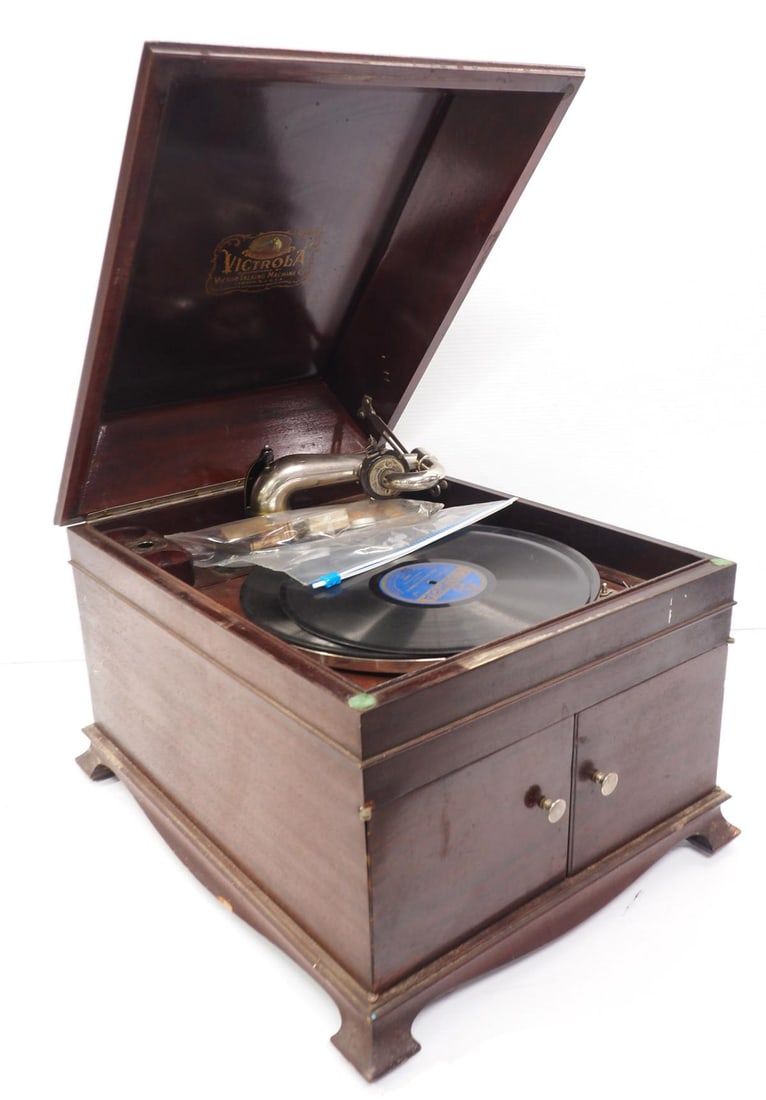 Lot 1203: Wind-up table-top record player