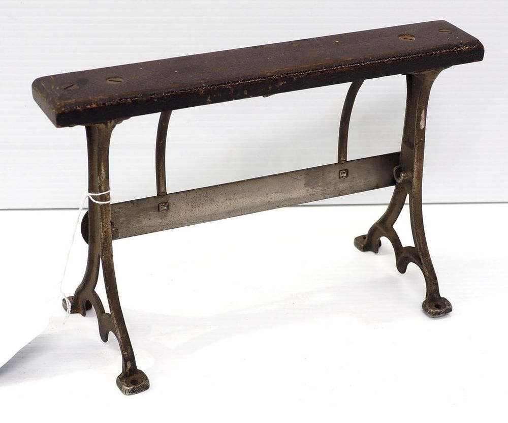 Lot 1229: Salesman sample paper roll holder