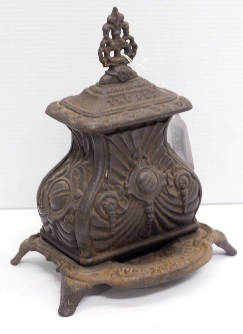 Lot 1232: Cast iron miniature stove
