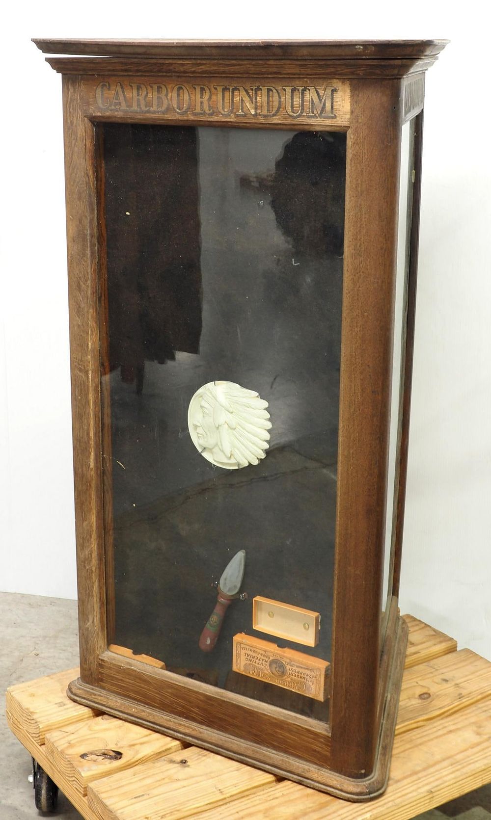 Lot 1266: Triangle-shaped countertop display case