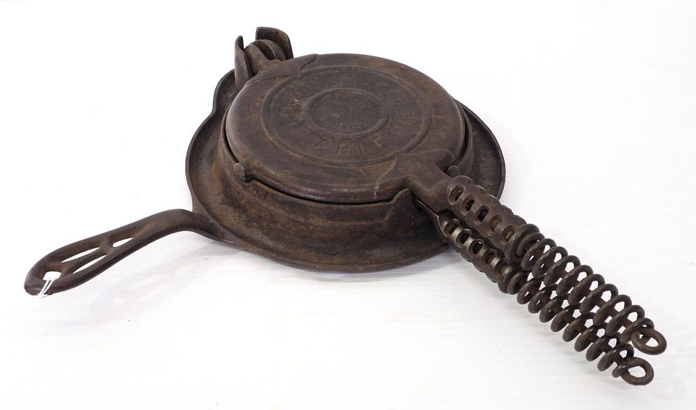 Lot 1337: Griswold No.967 cast iron waffle iron
