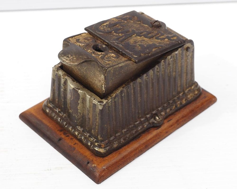 Lot 1346: Cast iron cigar cutter