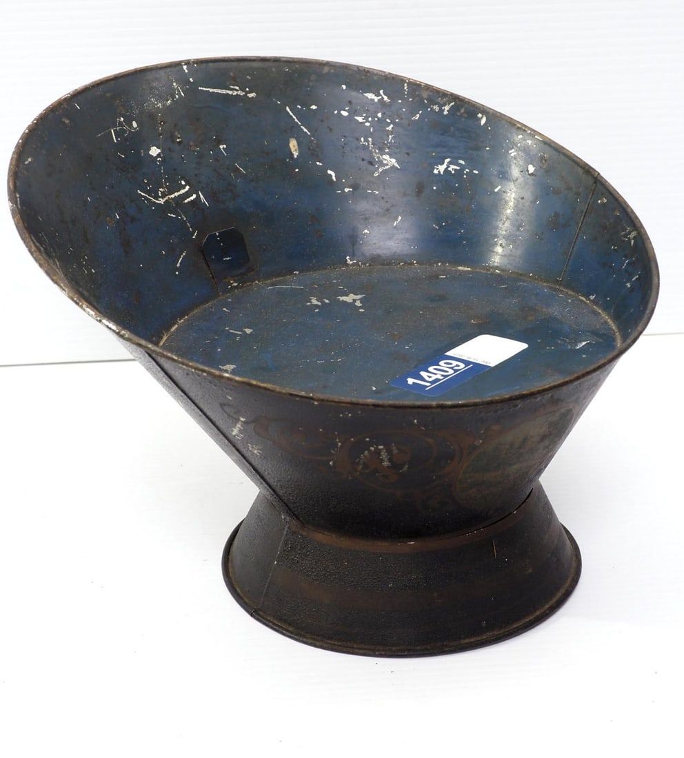 Lot 1409: Salesman sample tin child's bathtub